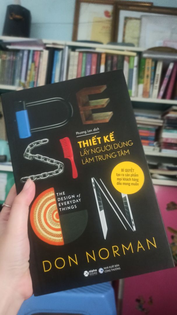 Từ những trang đầu tiên, tác giả đã không ngừng nhấn mạnh rằng: Việc thiết kế phải lấy người dùng làm trung tâm. Thiết kế phải giải quyết được các vấn đề của người dùng, phải để người dùng hiểu được thiết kế đó hoạt động ra sao, thiết kế đó dùng để làm gì. Thiết kế sản phẩm không phải để chứng minh sự logic hay cách tồn tại hoàn mỹ của sản phẩm, mà là để người dùng khi sử dụng thiết kế đó có thể hoàn thành mục đích của họ một cách đơn giản và hiệu quả nhất.