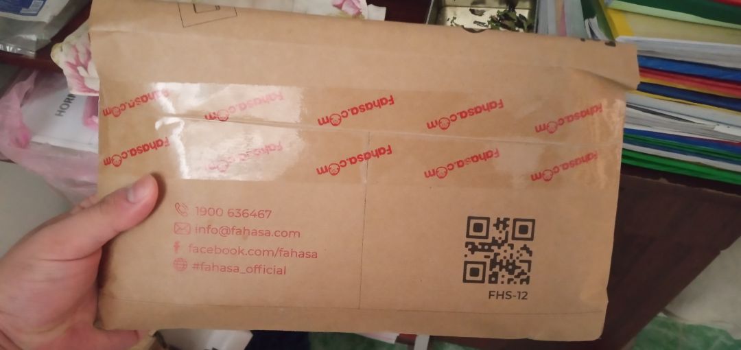 Sản phẩm được bao bọc cẩn thận bởi nhà sách Fahasa như một bưu kiện khi gửi qua bưu điện. Cực kì trau chuốt trong việc gói hàng. Rất hài lòng. Nội dung thì chưa xem nhưng nếu dịch vụ chăm sóc khách hàng tốt như thế này thì sẽ luôn ủng hộ Fahasa và Tiki.