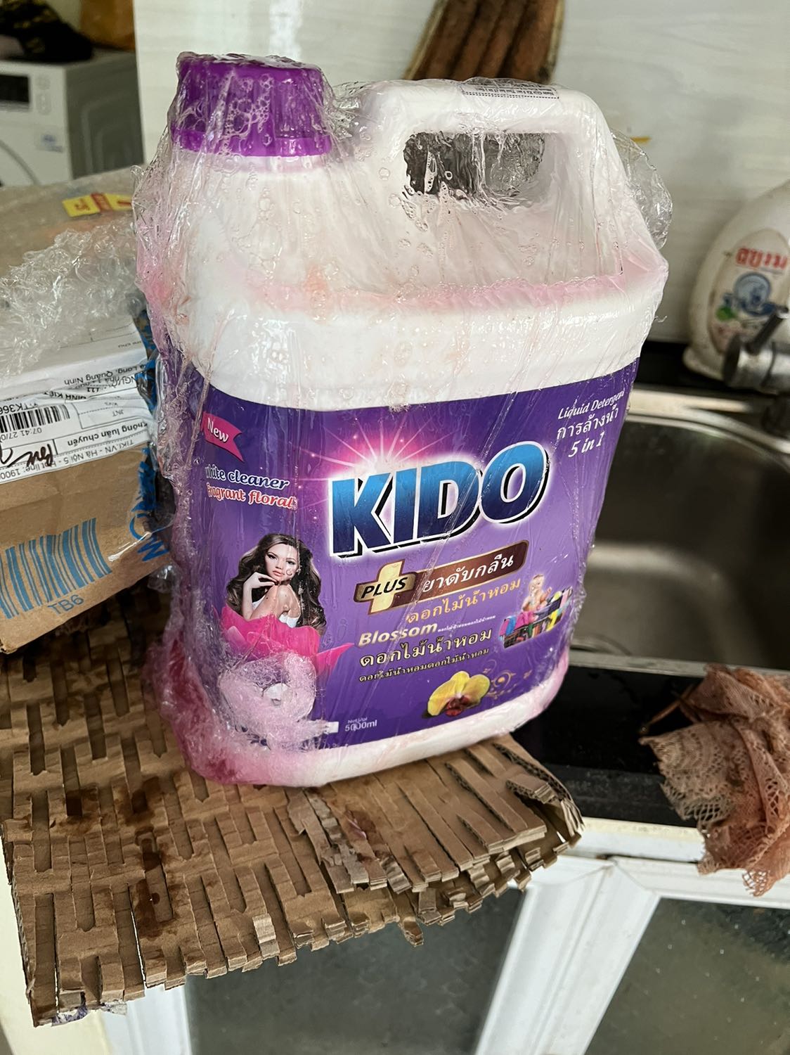 Đóng gói rất kém mn nhé. Thấy trưa nắng ship mang tới tức điên chẳng lẽ hoàn hàng. Đổ đến cả đống ướt sũng cái thùng đựng