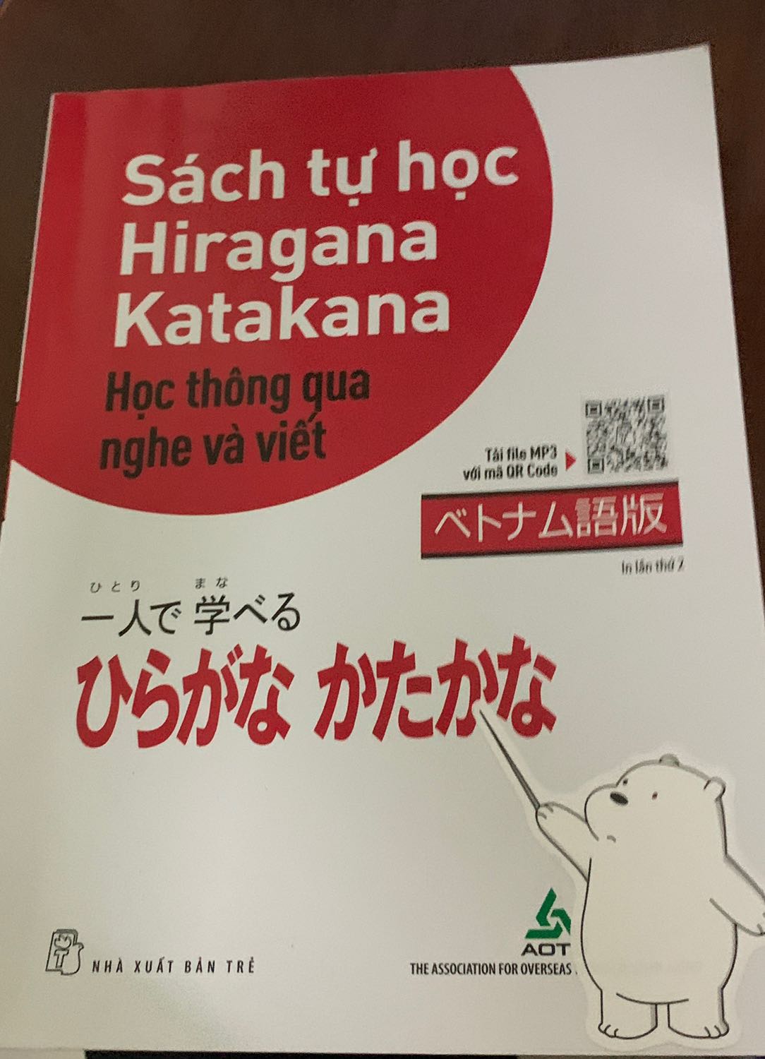 Giấy ngã vàng đọc khá dễ chịu
Nội dung chủ yếu giới thiệu 2 bảng chữ cái cơ bản, nổi bật có chỉ ra một số chỗ thường viết sai.
Các bạn tự học có thể thử bắt đầu quen bảng chữ cái với cuốn này trước.