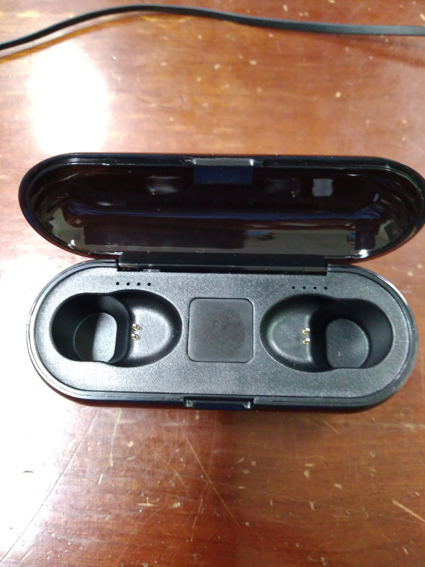 Shop và tiki giao hàng nhanh, sản phẩm chỉ mức bình thường. Thông tin miêu tả trên tiki ko đúng thực tế. Cụ thể: Trong User Manual không tìm thấy thông tin dock sạc là 3500mah, thậm chí không biết cụ thể là bao nhiêu mah luôn và chân sạc chỉ có 2 chân nam châm chứ không phải là 4 chân như đã miêu tả. Các bạn lưu ý tai nghe này chỉ đàm thoại 1 bên thôi.