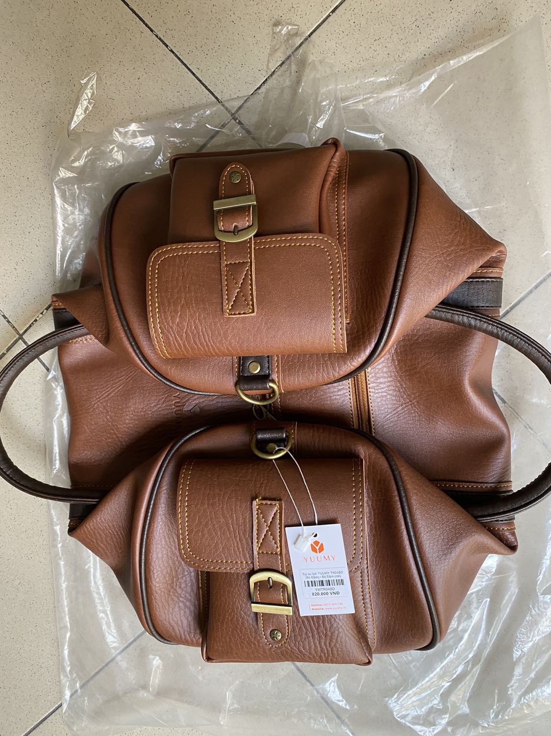 Đây là sản phẩm thứ 7 mà tôi mua của Lata trong vòng 10 ngày. Tôi rất hài lòng về 6 sản phẩm trước, nhưng đến túi du lịch này thì các khoá bị xỉn màu vì oxy hoá. Tôi cũng không nhận được ví quà tặng như hình ảnh thể hiện, đã gởi tin nhắn cho shop từ hôm qua nhưng không nhận được trả lời.