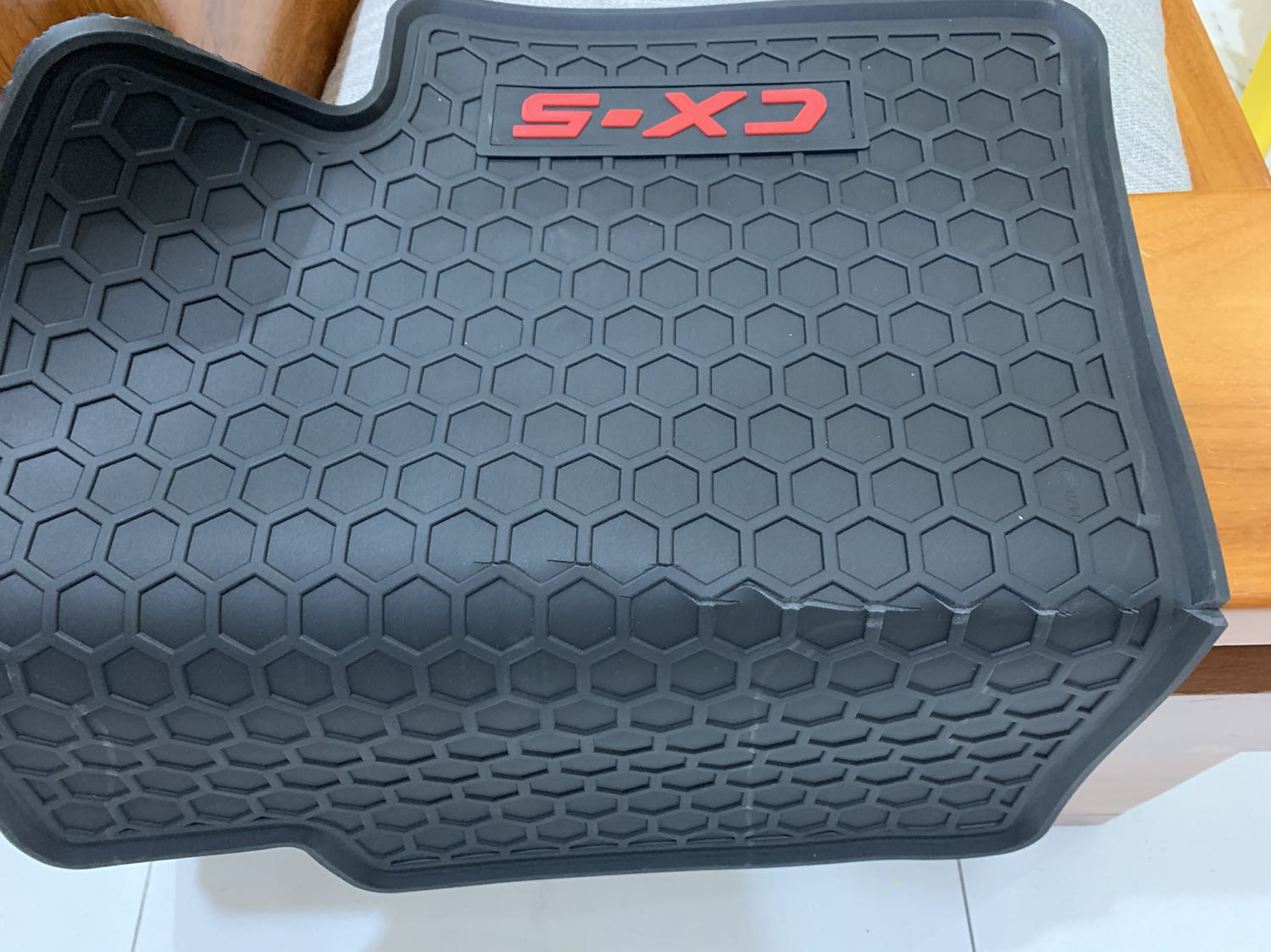 Hàng bị lỗi, gãy ngang như hình, không dùng được.
Mình muốn đổi lại tấm khác được không?! Nhờ tiki hỗ trợ….!!!