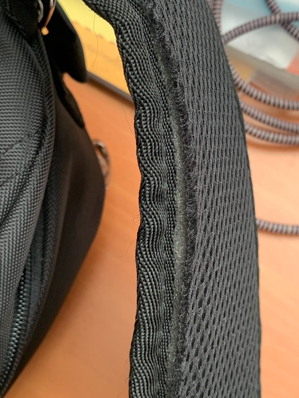 Trước khi giao hàng shop không kiểm tra, giao hàng bị lỗi phần quai đeo. Đã liên hệ với nhà sản xuất để được sửa chữa, sản phẩm rất thực tế đẹp hơn trong hình.