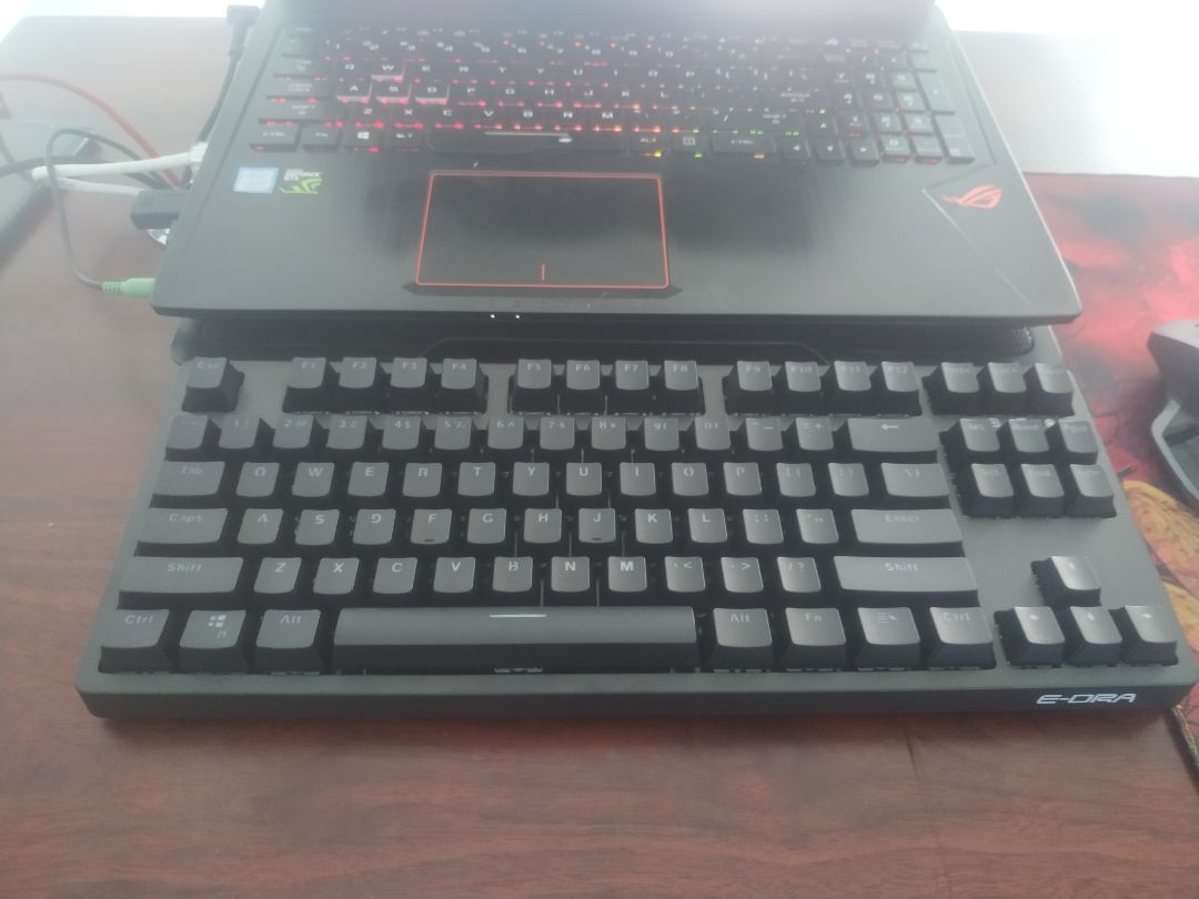 Shop giao nhanh chóng trong mùa dịch, nhân viên giao hàng nhiệt tình giao trong mưa.
về bàn phím cầm nặng tay, phím brow bấm cho tiếng kêu vừa phải, thiết kế phím dạng doule click nên cho cảm giá tay tốt hơn, các chức năng led thú vụ nhiều cách lựa chọn, phù hợp cho các bạn thích phong cách tối giản gọn nhẹ hay đi lại tiền mang theo. cáp usb type c mạ vàng và bọc dù cảm qua ban đầu là rất bền. sản phẩm đáng mua và trải nghiệm