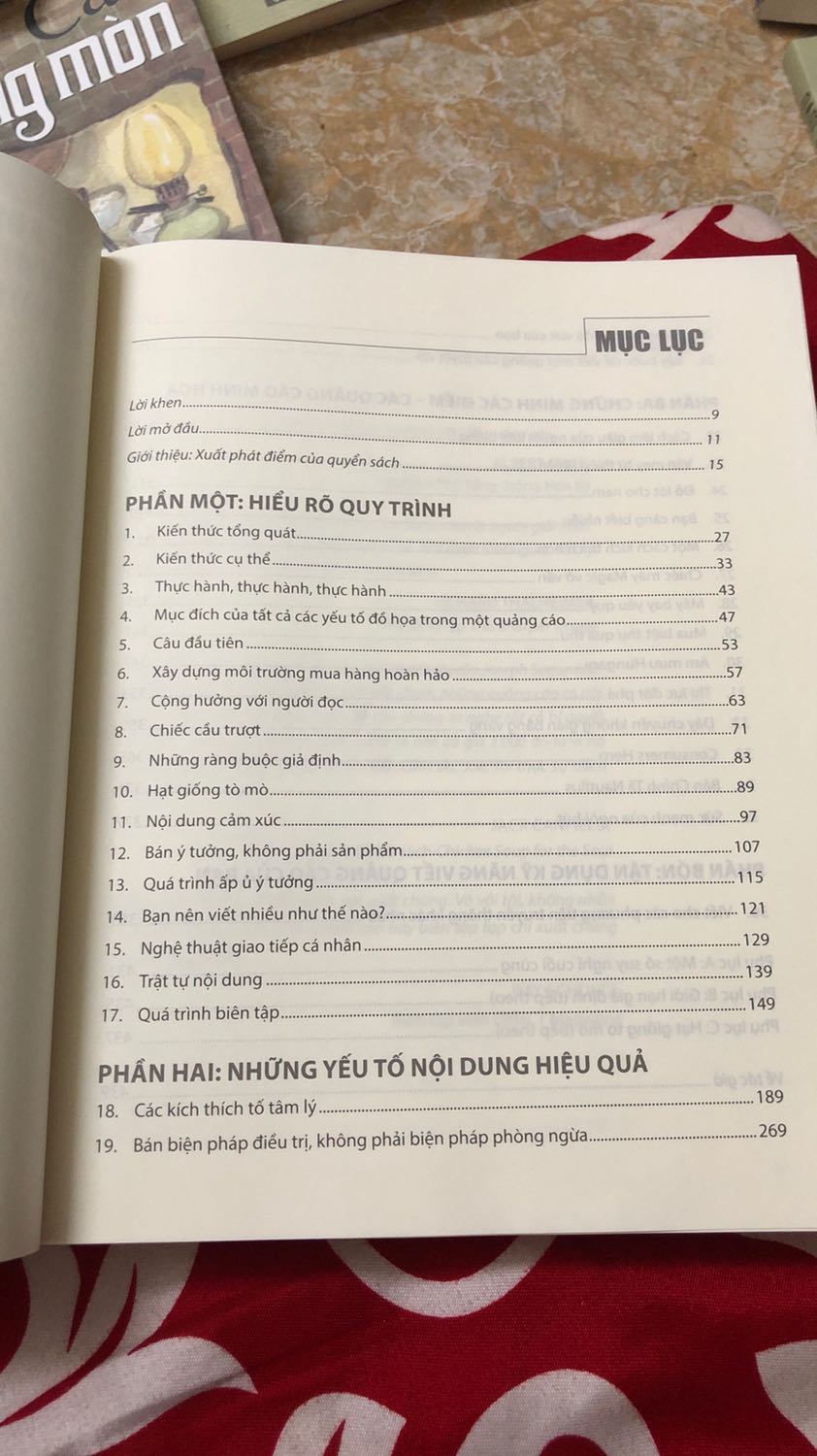 Lần đầu mình thấy cuốn sách thiết kế dạng này. Khá thú vị. Còn về nội dung mình chưa dọc nên chưa đánh giá. Tuy nhiên, so với bản gốc. Bản dịch này của tác giả k biết là lược bỏ phụ lục D và E thì phải. Cũng chưa hiểu lắm dụng ý của dịch giả. Mình sẽ thông tin thêm khi đọc xong :)))))))