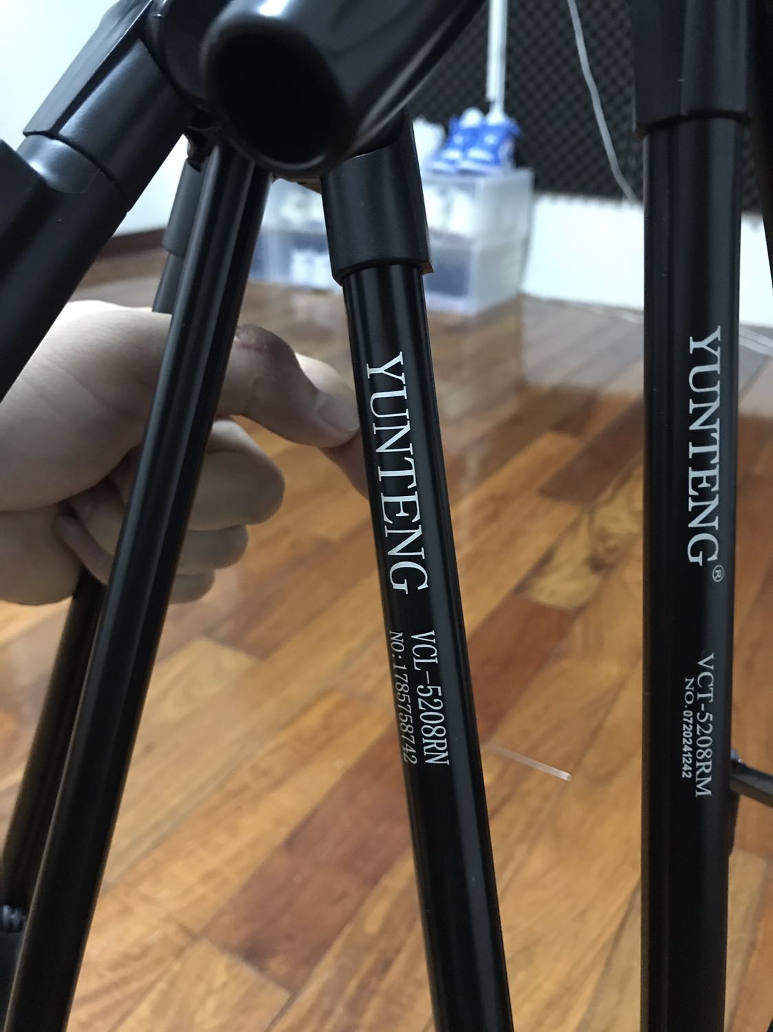 Anh em đừng mua bên này nhé. Treo đầu dê bán thịt ***. Đây là hàng fake yungteng chứ không phải yunteng nhé. May mà tôi cũng có cái chân máy chính hãng để so sánh. Không hiểu sao tiki lại cho gian hàng bán đồ fake như vậy?? Mất thời gian quá. Fake fake fake