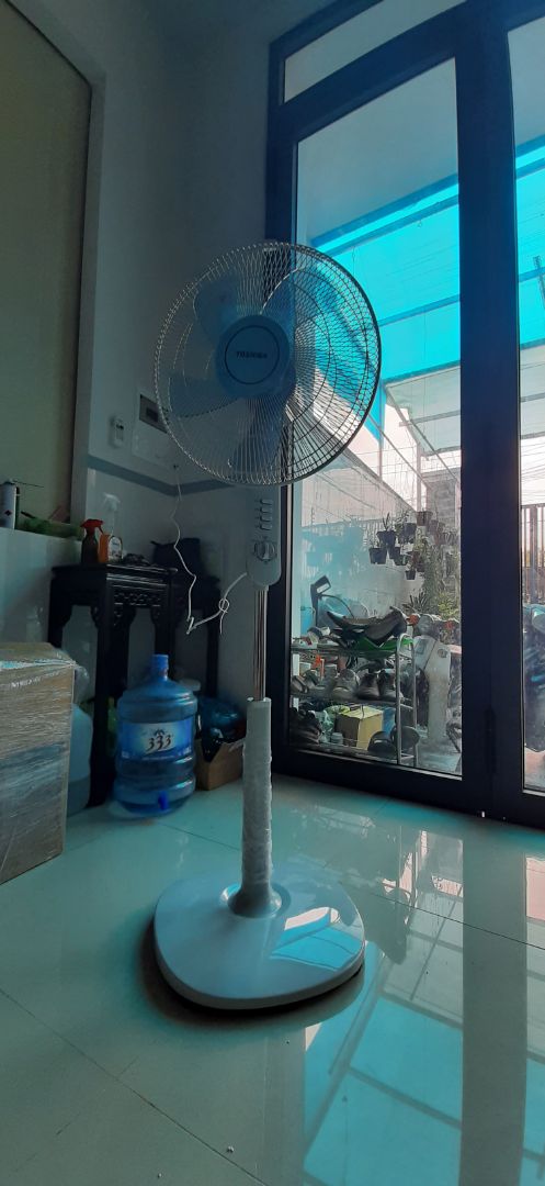 Hàng chất lượng, quạt quay êm, giao hàng nhanh. Điều không hài lòng là hạ giá nhưng thu phí ship quá cao. Mọi người chú ý khi chưa lắp hoàn chỉnh thì đầu quạt nhẹ, nên sẽ bị cất lên là điều bình thường. Chốt gài lồng bảo vệ  nên xoay lên phía trên để khi cụp quạt xuống không bị vướng vào thân.