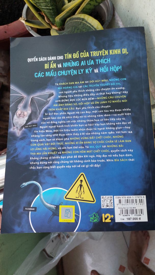 Sách được biên tập với kiến thức và hình ảnh phong phú. Từ UFO tới Big Foots bạn có thể tìm thấy ở sách này. Cá nhân mình thấy vẫn chưa "đã" với nội dung sách, chắc phù hợp với các bạn nhỏ 10-12t trở lên hơn 😁