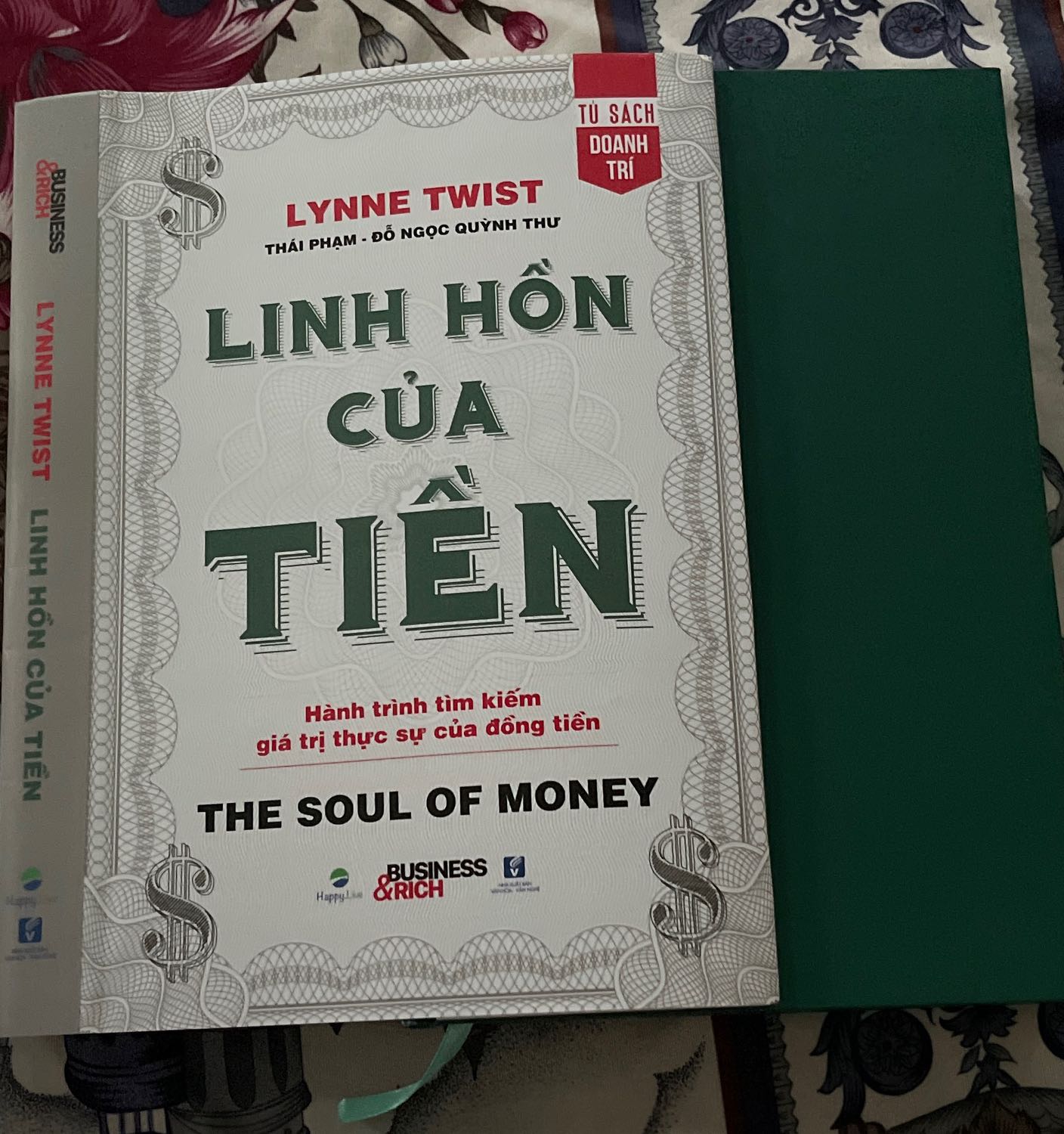 Đóng gói cẩn thận, ship hàng nhanh chóng, bìa cứng cáp để tránh va đập hay rớt sách. Điểm cộng là sách có bìa rời để có thể tháo ra dễ dàng và mình đọc gì mọi người cũng không biết. Giấy mịn, thơm, chữ in sắc nét ???
