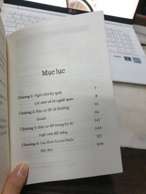 Định đọc truyện healing bingchilling nhưng cuối cùng vẫn quẹo vô cuốn này vì đọc lời tựa hấp dẫn quá.
Kết truyện không thỏa mãn được sự rợn rợn khó chịu mà phần đầu đưa ra nhưng nhìn chung thì mình thấy đây là 1 cuốn sách 'đủ' và thành công trong việc dẫn dắt người đọc~ 
Trong tương lai nếu Uketsu có ra sách nữa thì mình vẫn sẵn sàng mua 👌