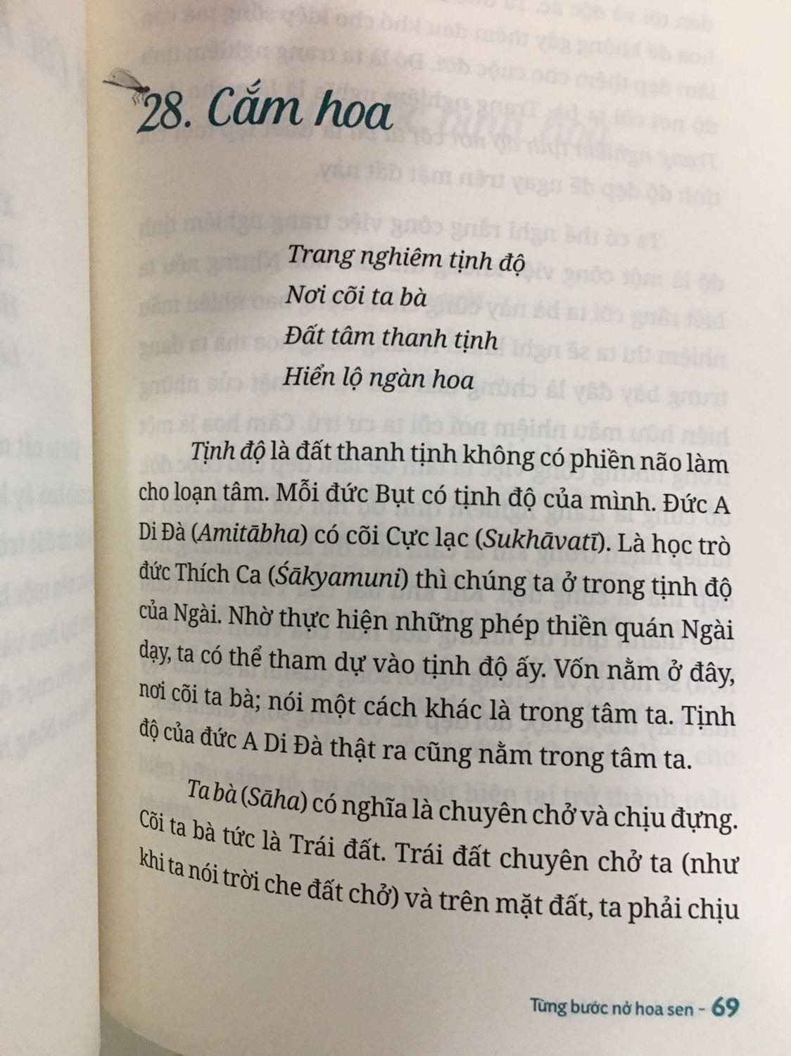 Sách này có thể đọc rất nhanh trong vòng vài tiếng nhưng nếu đọc xong mà cất một góc thì cuốn sách sẽ mất giá trị. Nội dung không phải khó hiểu được viết ngắn gọn chủ yếu để cho người đọc thường xuyên đọc lại và học thuộc, đặc biệt với những ai thích đọc thơ và ngâm nga thơ. Nếu bạn là một người thích tu tâm thì các bài thơ này theo mình còn hay hơn và dễ đọc hơn là đọc kinh hay đọc những bài tụng phiên âm. Nếu bạn tìm sự giải thích phân tích nhằm khai mở trên phương diện tâm lý thì sẽ hơi thất vọng vì đó không phải là trong tâm của sách. Cá nhân mình thì không thích cắm hoa thật vì mình thấy tội hoa nhất là khi thấy chúng bị sử dụng nhằm thoả mãn cái niềm vui cá nhân trong vài ngày rồi bị vứt vào sọt rác nên khi đọc cũng mong đợi một sự phân tích gì đó nhân văn về việc này thì không có. Dù sao thì như đã nói, đó không phải là trọng tâm của sách.