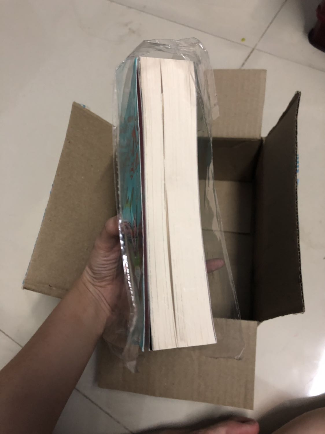 Nếu ai đọc sách sẽ biết cảm giác nâng niu từng cuốn sách của mình đọc. Nhưng có lẽ Tiki đã quên đi giá trị của sách sau ngần ấy năm. Tiki bắt đầu thương mại hoá thương hiệu của mình, những mặt hàng cũng ngày càng đa dạng hơn nhưng mình không chắc về việc dịch vụ và sản phẩm được quan tâm nhiều hơn.
Bỏ gần 200k để mua 1 cuốn sách với trang giấy rách, nhiều trang bị gấp nếp (điều mình vô cùng kị khi đọc bất kì loại sách truyện nào).
Hơn nữa, ngoài sách đc bao bọc bằng 1 bịch ni lông bị rách toạt???? Tại sao phải để như vậy nếu bịch ni lông đã k còn mới mẻ và bị rách? Một cuốn sách 177k có nên cần 1 bao ni lông cũ như vậy không?
Thật sự rất mất lòng khách hàng. 
Những sản phẩm sách trước đây mình mua cũng đã từng bị như vậy nhưng mình nghĩ chỉ là lâu ngày gặp. Nhưng có vẻ tiki đang nhập về nhiều sách cũ và lỗi để đưa đến tay người dùng ???