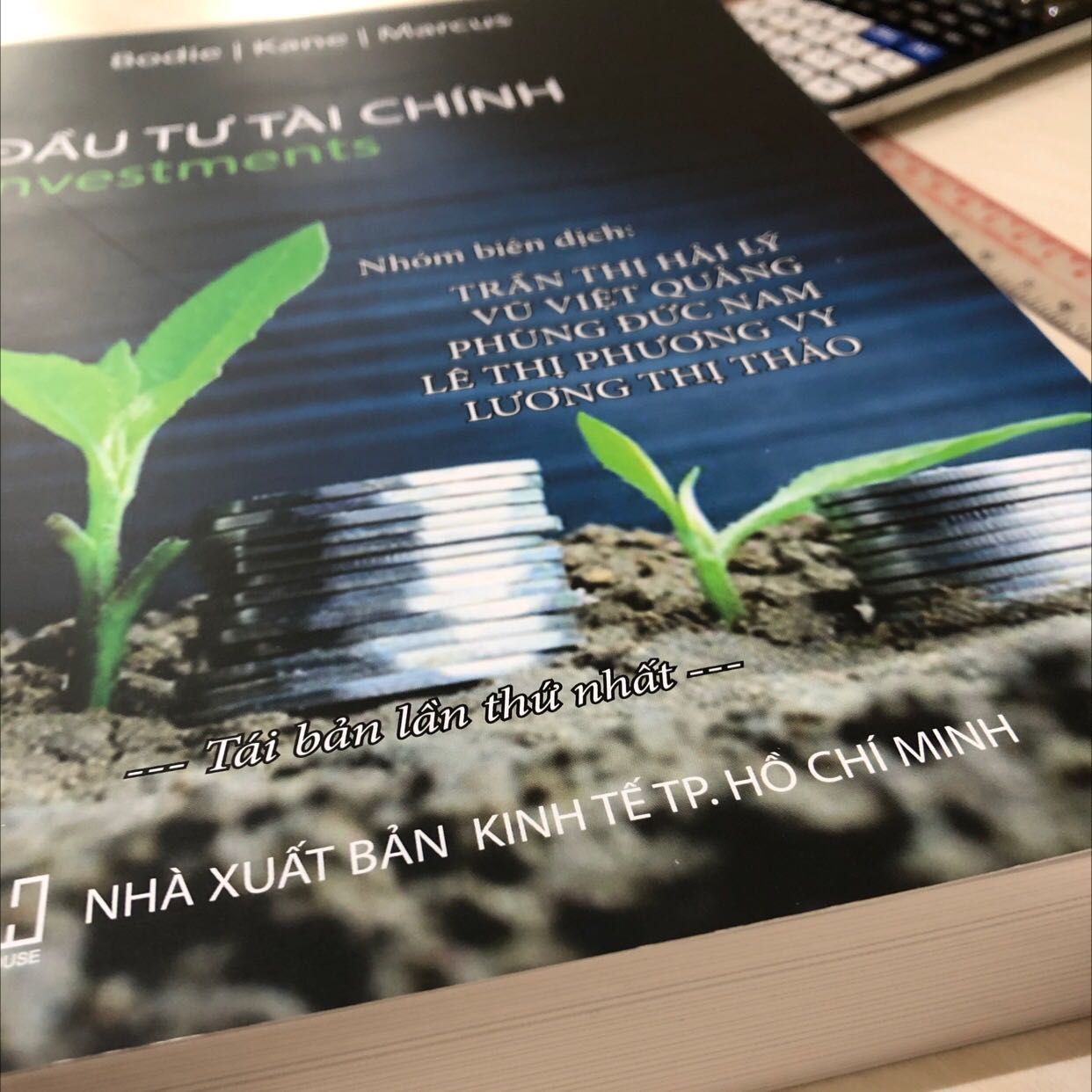 Sách đẹp, dày và nặng ghê. Chất lượng giấy với in đúng với giá tiền. Bị cái hộp đóng gói không phải của tiki mà còn nát tươm. Tưởng hư sách may bên trong có lớp chống sốc dày nên chỉ cấn 1 cạnh