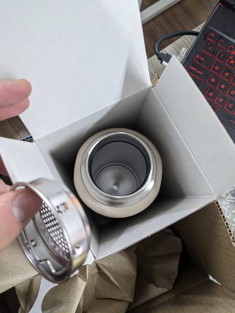 Mình đặt hoả tốc bình Riga nhưng lúc nhận sản phẩm thì sản phẩm bị thiếu bộ ống hút và cây vệ sinh, ngoài ra nắp bình cũng bị gỉ sét một miếng như hình, nhìn khá mất thẩm mỹ. Mình cần dùng gấp và đây cũng là sản phẩm cuối trong kho nên ngậm ngùi đánh giá thui 🥲