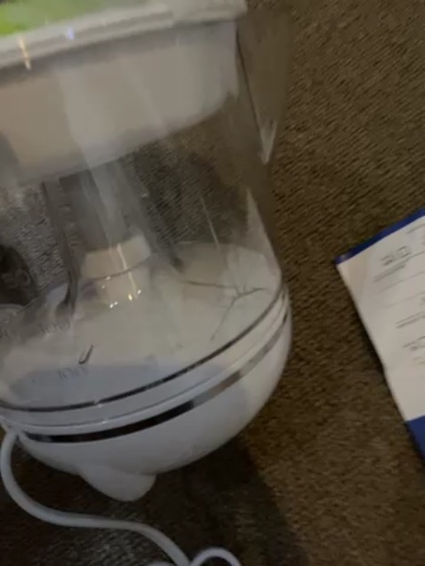 Giao tới hàng bị cấn bể từ lúc nào, hộp thì nguyên vẹn mà mở ra thì sản phẩm bị cấn bể như vật nhọn rơi trực tiếp vào sp. App tiki thì giải quyết lâu lắc chả có cái gì rõ ràng. Đang cần dùng mà nhận lại sản phẩm chả ra sao. Tôi liên hệ ngay sau khi shipper giao xong chưa tới 5ph. Quá tệ quá thất vọng