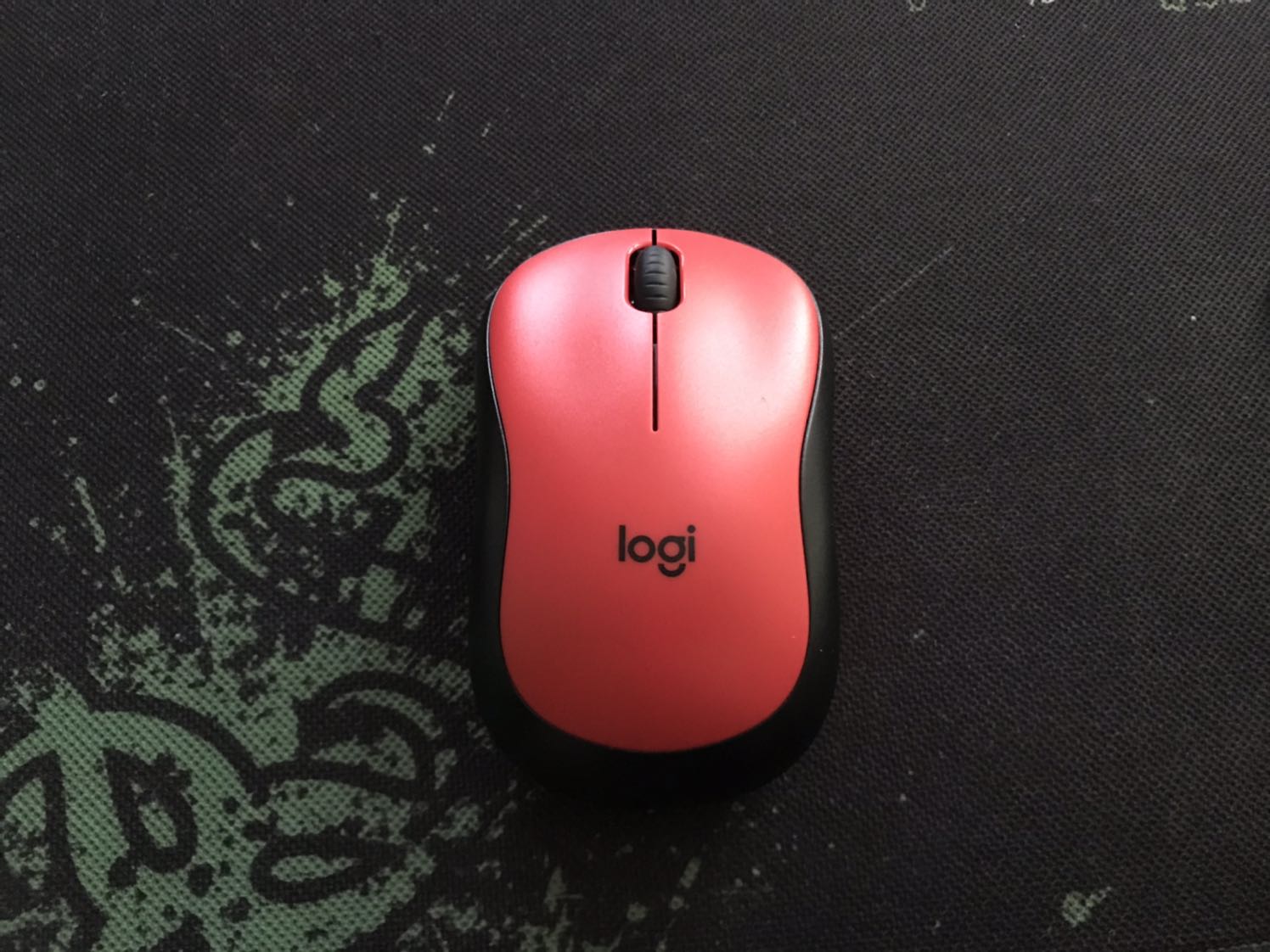 Đánh giá sau 1 tuần sử dụng: cả 3 nút chuột trái - phải - giữa đều rất nhẹ và êm, dường như nhận biết mỗi lần click qua cảm giác rung ở đầu ngón tay chứ chuột hầu như không phát ra tiếng kêu. Cảm biến quang nhạy và mượt, dùng tia Laser không nhìn thấy được nên không bị chói mắt như các chuột phát ánh sáng LED đỏ, di chuột được trên cả mặt kính. Điểm trừ là thiết kế nắp đậy pin khi khớp vào vẫn có độ rơ, nên mỗi khi nhấc chuột lên sẽ có tiếng lọc xọc gây cảm giác chuột không được chắc chắn lắm. Tuy nhiên, nhìn chung thì chuột dùng khá ổn và nhạy, nên ủng hộ shop 5 sao