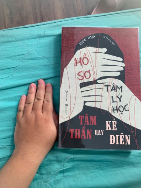 Mình mua phải sách giả trên sàn Tik*** (hình cuối) nên phải lật đật mua lại sách thật trên Tiki. Sách in siêu xịn, được tặng bookmark, Tiki giao nhanh bọc sách đầy đủ. Nội dung sách viết về 13 căn bệnh tâm lý của 13 người bệnh khác nhau đọc rất cuốn nhưng cũng buồn khóc hết nước mắt, mình đọc 400 trang trong 2 ngày luôn. Nếu bản nào thích kiểu trinh thám hơi suy luận hoặc tò mò về các loại bệnh tâm thần cũng như nguyên nhân thì siêu khuyên dùng nên mua cuốn này nhen Mình mua phải sách giả trên sàn Tik*** (hình cuối) nên phải lật đật mua lại sách thật trên Tiki. Sách in siêu xịn, được tặng bookmark, Tiki giao nhanh bọc sách đầy đủ. Nội dung sách viết về 13 căn bệnh tâm lý của 13 người bệnh khác nhau đọc rất cuốn nhưng cũng buồn khóc hết nước mắt, mình đọc 400 trang trong 2 ngày luôn. Nếu bản nào thích kiểu trinh thám hơi suy luận hoặc tò mò về các loại bệnh tâm thần cũng như nguyên nhân thì siêu khuyên dùng nên mua cuốn này nhen