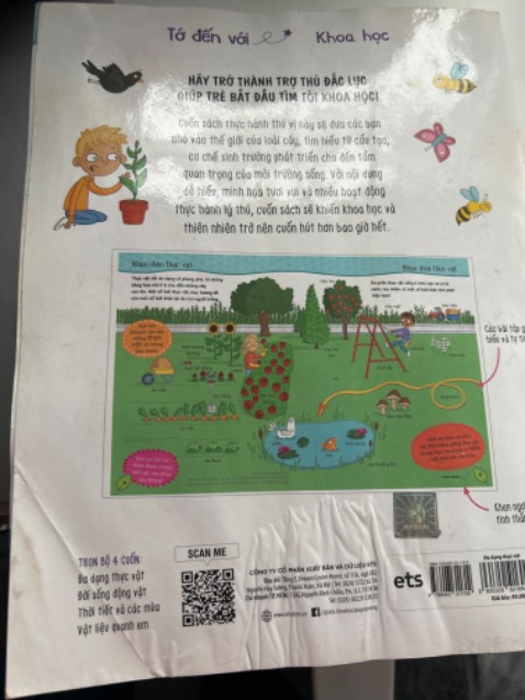 Sách bị ướt và cũ, có mùi hôi