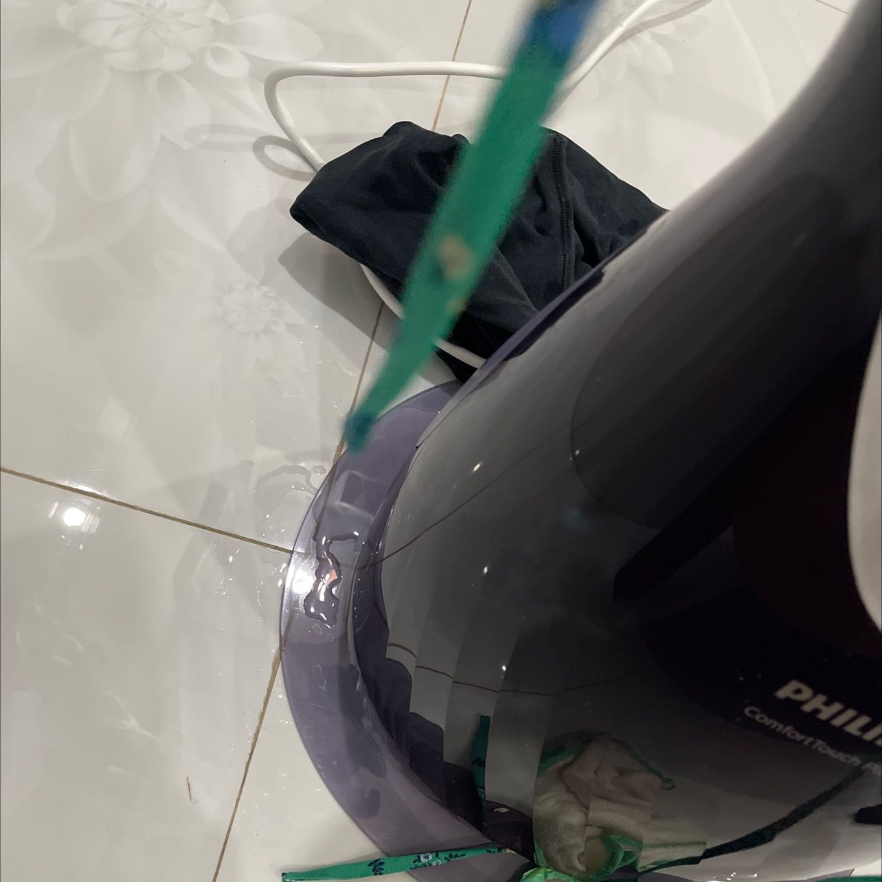 mình muốn đổi trả bàn ủi, nay mới rảnh lấy ra dùng thử thì khi ủi bị chảy nước