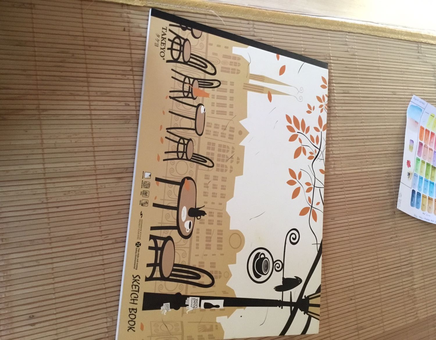 Định lượng 160gsm, chỉ có thể dùng cho màu chì hoặc màu dạ ( ấn nhẹ ) chứ màu nước thì giấy nó bửa ra vụn khắp nhà, với lại giấy nó cong queo chán lắm, phải có định 4 cạnh bằng băng dính giấy mới đỡ.