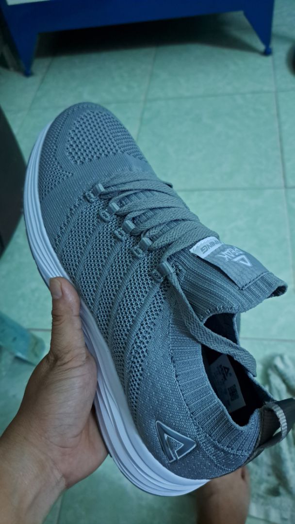 Sản phẩm bên ngoài nhìn đẹp, mang khá êm chân. Chất lượng sản phẩm mang lại tốt so với giá thành.