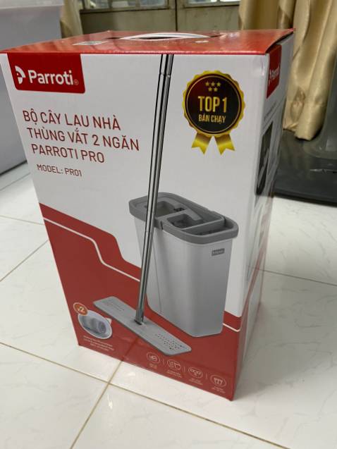 Sản phẩm đúng là có sự khác biệt so với các sản phẩm như tôi đã dùng lúc trước. Chổi lau hình chữ nhật giúp lau sạch hơn nhưng góc cạnh, chân tường nhà, diện tích bao phủ tốt hơn là chổi lau có bông lau.
Cơ chế giật và vắt của bộ lau nhà này cũng tốt và ưu việt, nước vắt khá khô ráo, bụi bẩn bám vào khăn cũng được gột sạch sau khi g9a85t bằng cách kéo lên nhúng xuống.
Tôi sẳn lòng giới thiệu sản phẩm cho các người quen của mình. Cảm ơn Parroti.