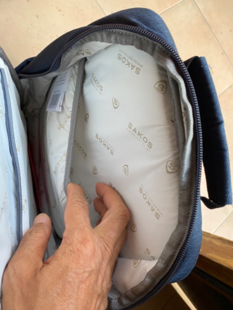 Ba lô tốt, nhưng ba lô không trang bị dây cài cho ngăn đựng laptop. Ba lô tốt, nhưng ba lô không trang bị dây cài cho ngăn đựng laptop.