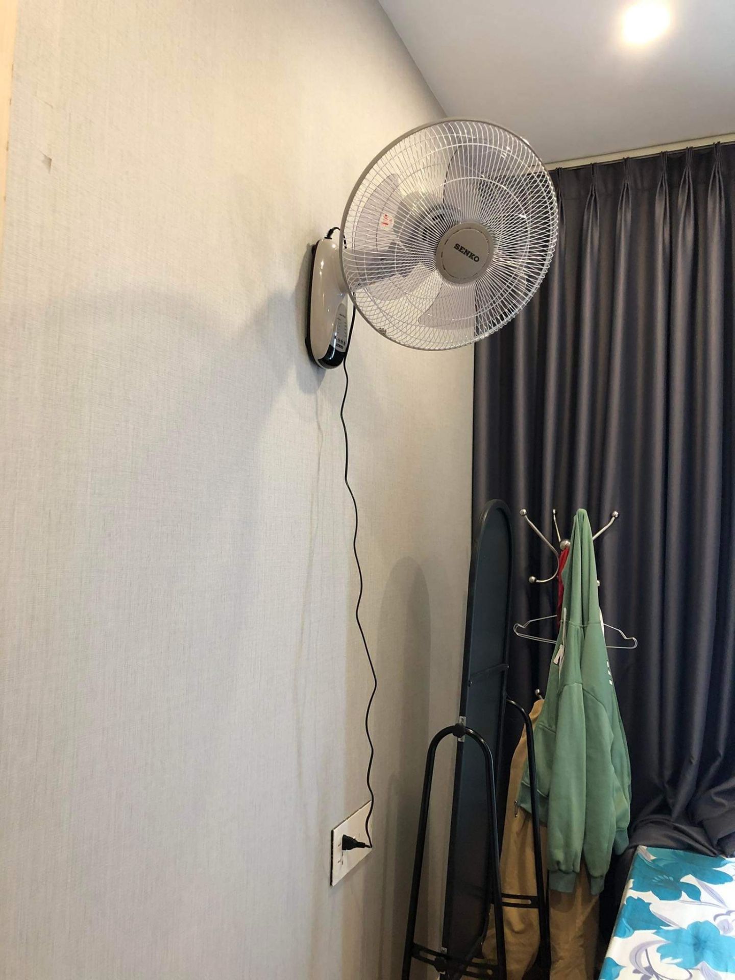 Đặt giao nhanh nên sáng đặt trưa đã nhận được hàng rồi. Mới toanh, màu đẹp wa. Lắp luôn và ngay vì thấy nhiều người bảo tiếng ồn to nên cũng lo. Hiện tại tiếng rất êm, rất mát. Chỉ là ko hiểu sao bấm on (mở) thì luôn ở chế độ "Mid" rồi vài giây sau tự động nhảy xuống "Low". Giá rất tốt cho 1 cái quạt có điều khiển. Hy vọng dùng bền. Cho shop và cả anh giao hàng 5* nhé! Đặt giao nhanh nên sáng đặt trưa đã nhận được hàng rồi. Mới toanh, màu đẹp wa. Lắp luôn và ngay vì thấy nhiều người bảo tiếng ồn to nên cũng lo. Hiện tại tiếng rất êm, rất mát. Chỉ là ko hiểu sao bấm on (mở) thì luôn ở chế độ "Mid" rồi vài giây sau tự động nhảy xuống "Low". Giá rất tốt cho 1 cái quạt có điều khiển. Hy vọng dùng bền. Cho shop và cả anh giao hàng 5* nhé!