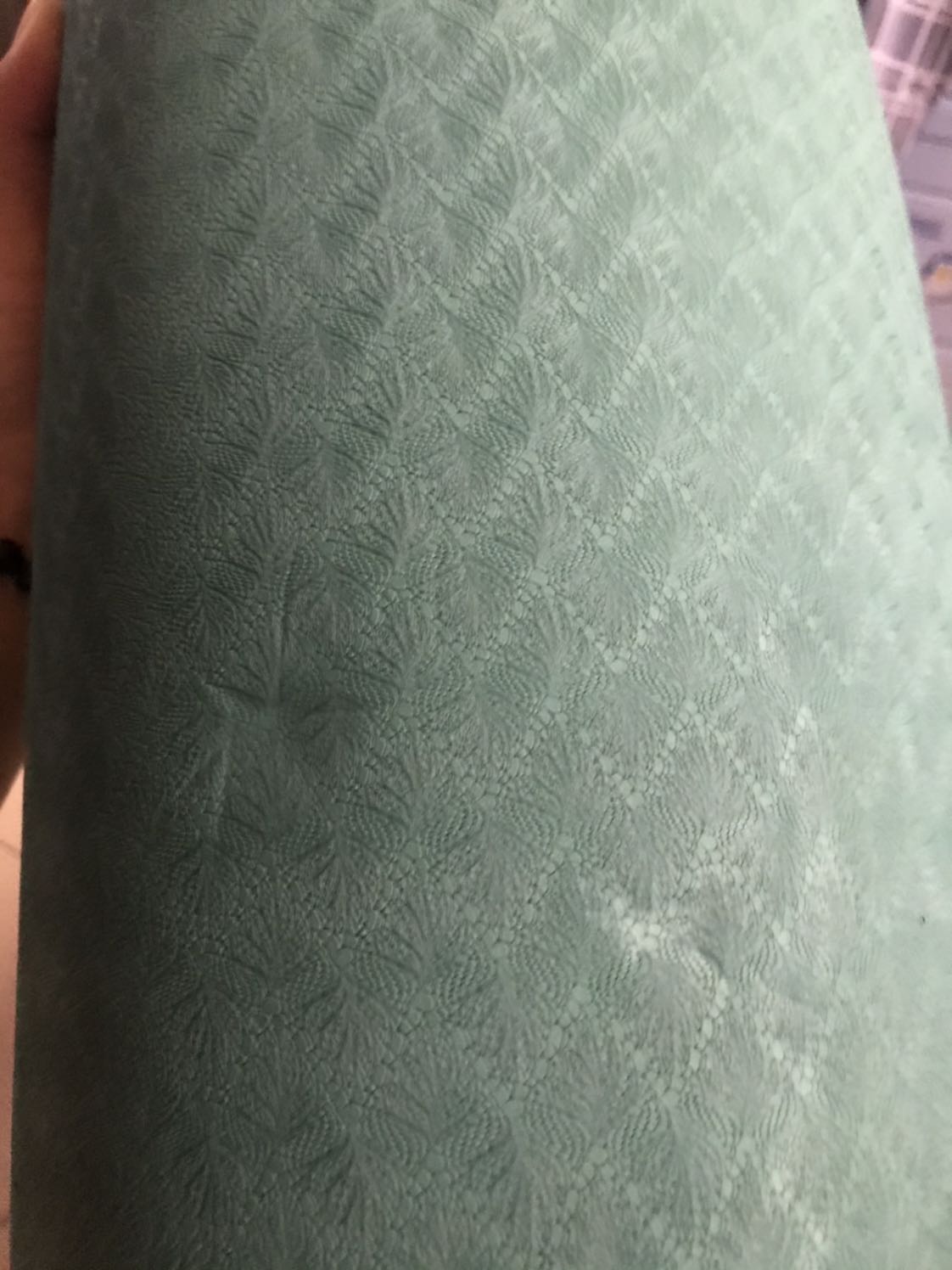 Đóng gói: gói rất chắc, giao đủ sản phẩm đi kèm luôn nhưng bị móp ở một số chỗ như hình (mà lỗi cũng nhỏ nên không sao)
Giao hàng: Tiki giao chậm mình 1 ngày nha.
Chất lượng: Rất là oke luôn. Thảm khá dày, êm, độ bám chống trượt tốt, tập cardio thách thức các động tác chống đẩy luôn.
Do chất lượng quá oke giá lại quá là rẻ (mặc dù có xíu lỗi) nhưng mình vẫn cho 5 sao nhé