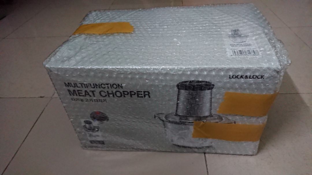 Sản phẩm được đóng gói rất cẩn thận, còn đầy đủ phiếu bảo hành chính hãng của Lock & Lock, sách HDSD, đầy đủ phụ kiện từ nsx. Máy chạy ổn định. Tuy nhiên thùng bị rách tại vị trí mở thùng.