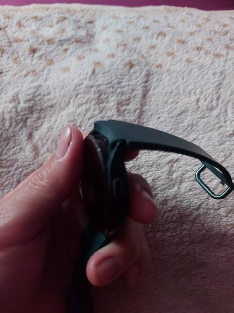 Đầu nối của dây với đồng hồ hơi nhỏ và hơi ngắn, lắp vào đồng hồ hay bị tuột và khi đeo vào nó sẽ bị như trong hình, nhìn rất là xấu