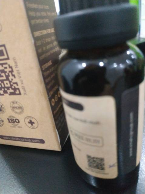 Lọ tinh dầu về hình thức thì ok!!  Treo phải để cho nó thấm vào cục gỗ trên đầu nó mới tỏa mùi chứ để trong lọ không thì nó không tỏa mùi đâu