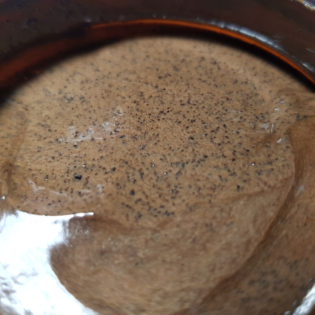 Mình mua liền lúc 2 hũ, dùng tới hũ thứ 2 mới lên review nè: Điểm cộng là dòng sản phẩm organic, thân thiện với sức khỏe và môi trường, lớp kem thơm mịn, hạt cà phê được nghiền nhỏ và mịn, không sợ bị trầy xước hay rát da. Dùng xong da có vẻ mướt mát hơn đôi chút ngoài ra mình cũng không thấy có công dụng gì quá nổi trội. Dù sao tẩy TBC cũng chỉ là 1 bước trong quá trình chăm sóc, muốn da mịn mướt đều màu thì còn rất nhiều bước chăm sóc khác nên nhìn chung thì mình hài lòng với sản phẩm.