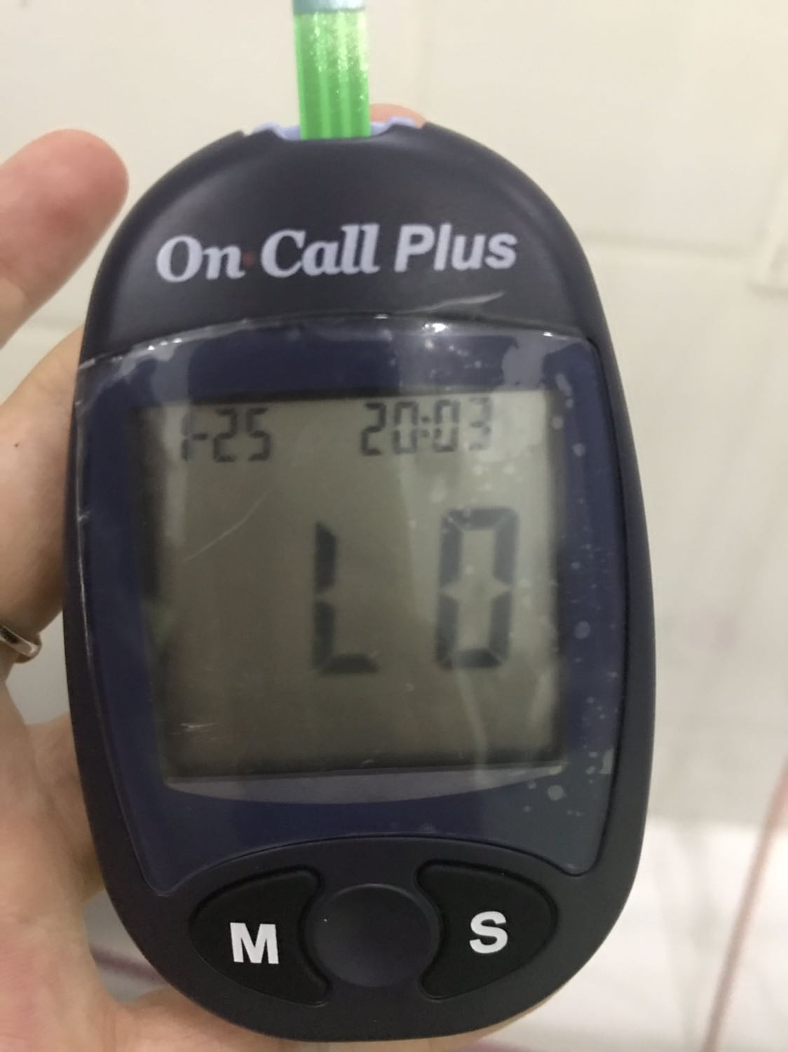 Giao hàng nhanh. 
Nhưng chất lượng sản phẩm ko tốt. 
khi đo đường huyết chẳng hiểu nhảy ra số gì ( như hình ảnh đính kèm) Phải đo đến 3-4 lần thì mới nhảy ra số đường huyết, làm tốn 3-4 cái que thử cho 1 lần đo. 
Ko hiểu do máy có vấn đề hay do que thử.