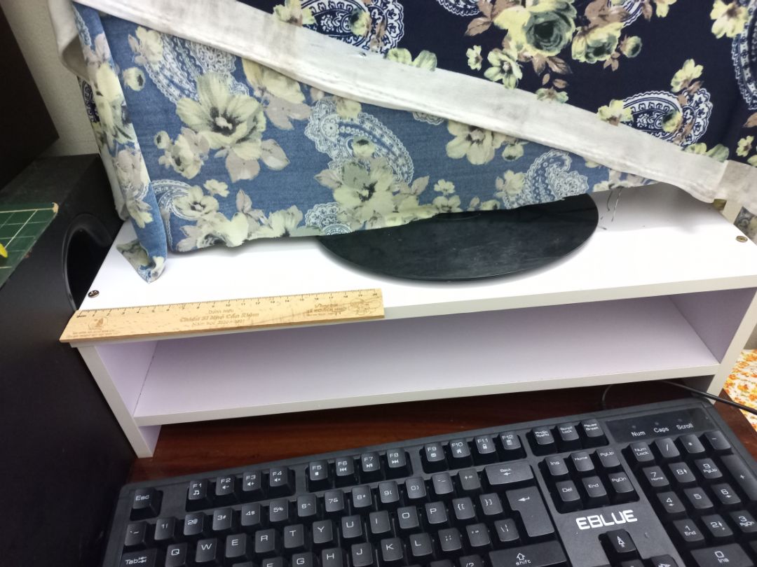 hàng k như quảng cáo nhé. sp k đúng kích thước dài chỉ 48cm nên k nhét bàn phím vào lọt dc. chất liệu giấy ép chứ k phải gỗ công nghiệp. mua về chưa vặn vít đã thấy mấy lỗ khoét sẵn nham nhở giấy lòi ra rồi. vặn vít vô muốn tét ra luôn. 
NÓI CHUNG MONG SHOP BÁN HÀG CÓ TÂM XÍU. HÀG CHẤT LƯỢNG SAO NÓI VẬY AI HAM RẺ THÌ MUA. CHỨ ĐỪNG BÁN KIỂU NÀY QC 1 ĐẰNG BÁN 1 NẺO. THÂN ÁI hàng k như quảng cáo nhé. sp k đúng kích thước dài chỉ 48cm nên k nhét bàn phím vào lọt dc. chất liệu giấy ép chứ k phải gỗ công nghiệp. mua về chưa vặn vít đã thấy mấy lỗ khoét sẵn nham nhở giấy lòi ra rồi. vặn vít vô muốn tét ra luôn. 
NÓI CHUNG MONG SHOP BÁN HÀG CÓ TÂM XÍU. HÀG CHẤT LƯỢNG SAO NÓI VẬY AI HAM RẺ THÌ MUA. CHỨ ĐỪNG BÁN KIỂU NÀY QC 1 ĐẰNG BÁN 1 NẺO. THÂN ÁI