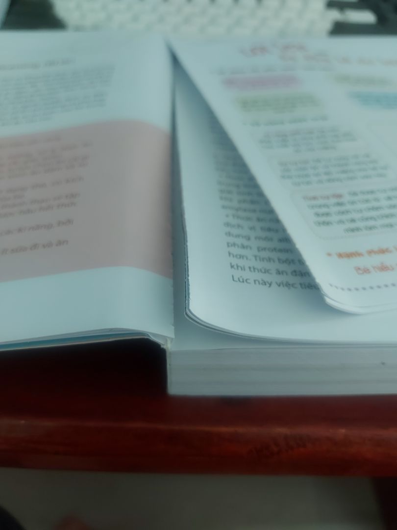 Mới nhận được hôm sau mở ra đọc được vài trang bung keo rớt tùm lum. Cứ mỗi ngày đọc tới đâu keo tự động bung ra tới đó, k dám mở ra đọc luôn. Yêu cầu tiki xem lại dùm mình vấn đề này gấp.