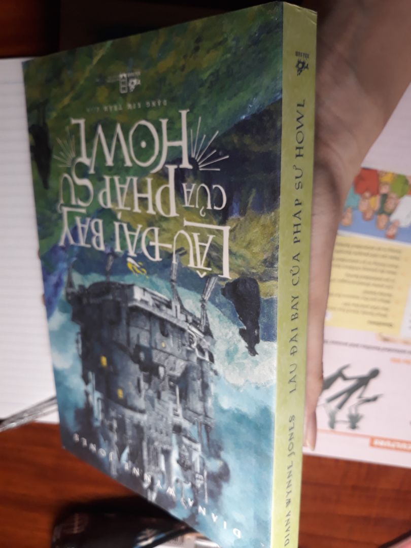 giao hàng rất nhanh dù đang dịch, nhưng lúc khui hàng thì hết hồn, 3q mình đặt đều không có màng bọc gì hết. nhưng cũng may là cả 3 không có vẻ móp méo quá nghiêm trọng cả vì mình không quá khó tính, cộng thêm mình mua được với giá khá rẻ nên chất lượng có hơi ... 1 chút.  
về nội dung thì ai xem qua bản hoạt hình được chuyển thể bởi Ghibli thì cũng có thể đoán được. tóm lại vì cả 3q về nội dung thì mình rất ưng nên mình sẽ bỏ qua thiếu sót trong khâu đóng gói mà đánh giá 5 sao nhé, nhưng lần sau khâu đóng gói được chỉn chu hơn thì mình mới thật sự cảm thấy hài lòng khi được trải nghiệm mua hàng trên tiki.