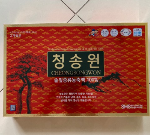 Nguồn gốc sản phẩm không rõ ràng (không có thông tin đơn vị nhập hàng). 
Khi đốt sản phẩm không cháy mạnh mẽ, đồng thời mùi tinh dầu thông không đậm rõ ràng khi so sánh với một số loại tinh dầu thông đỏ nhập khẩu chính thức (tinh dầu thông đỏ bán ở nhà thuốc Long Châu FPT, tinh dầu thông đỏ nhập khẩu bởi JM Group Co. ở Thủ Đức, Tp. Hồ Chí Minh)