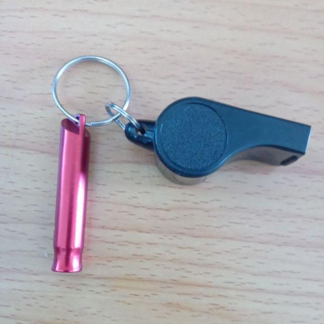 Còi nhựa chắc chắn, thổi tiếng rất to và vang. Hàng giống hình trên web, còi tiếng to, rõ ràng, chất lượng tốt