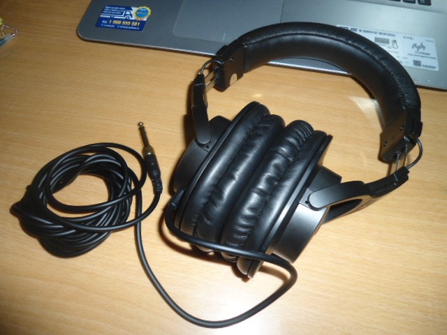 Âm thanh nghe hay, chân thật, bass vừa đủ, nghe EDM là ngất ngây. Những ai muốn nhiều bass thì chọn tai nghe khác, tai nghe này chỉ cung cấp vừa đủ bass thôi. Ngoài ra tai nghe hơi to nên đeo lâu mỏi hàm, mặt khác lại không bị nóng tai. Tiki giao hàng sớm 1 ngày, bảo quản cẩn thận.