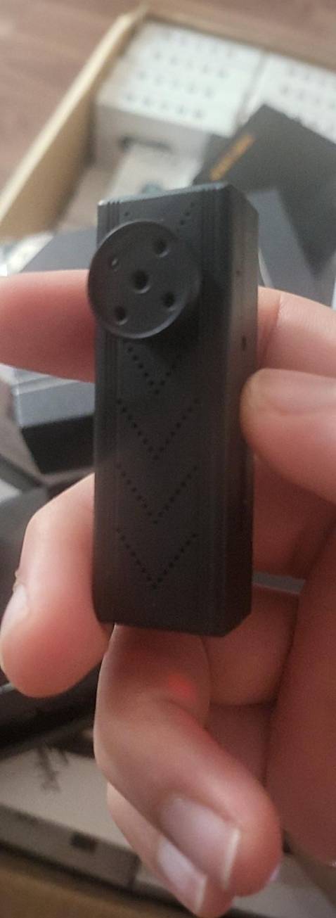 Xem từ xa ok nhé, pin ổn. Thấy tặng kèm sạc dự phòng là uy tín rồi