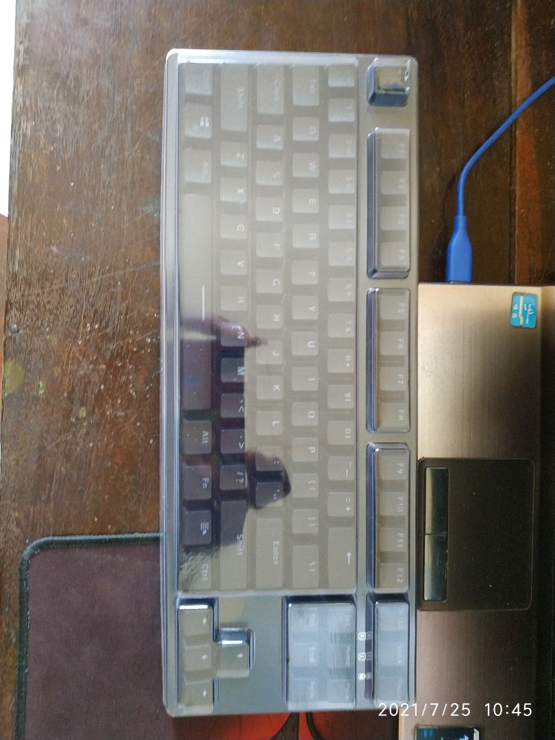 Bàn phím cầm chắc chắn chứ ko ọp ẹp. Dàn đèn Led nhảy nhót khá vui nhộn, phím nảy và khá nhậy. Mình thích nhất là có cái miếng nhựa để đậy bàn phím lại sau khi làm việc, cảm giác nó có trách nhiệm bao nhiêu. Giá cả phù hợp với các bạn sinh viên, kinh phí có hạn.