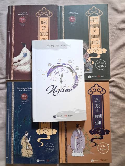 Giao hàng nhanh, còn có quà tặng, ok. Để đọc nội dung xem sao.