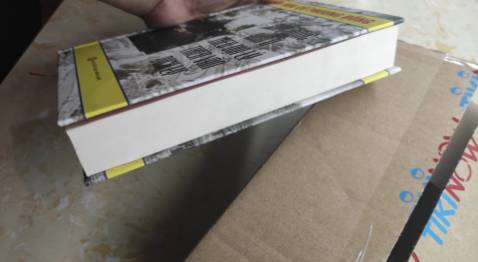 sách này chắc đọc nhiều rồi hay sao, sách hơi dơ