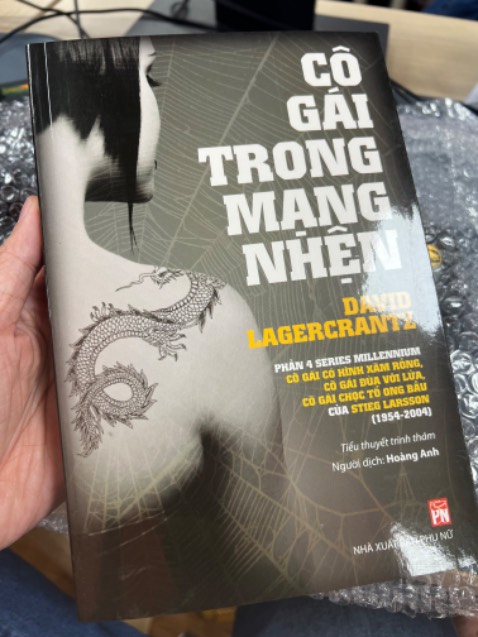 Lần thứ 2 mua mấy quyển xuất bản lâu rồi nên cũng đỡ sốc hơn lần 1 🤣  sách vẫn mới, chưa được dở nhưng bẩn và có vết ố nhẹ