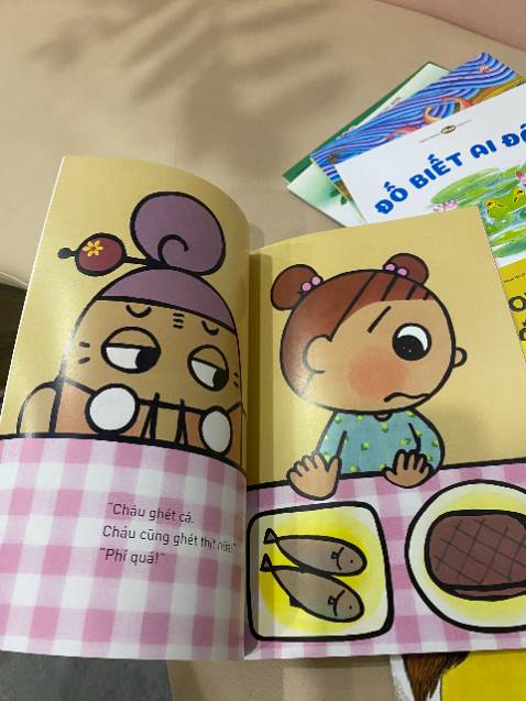 bất ngờ vì con không những không sợ mà còn thích nữa, cứ hay trêu con là bà phí quá đang đến đấy là ăn hết đồ ngay