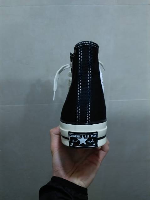 Hàng chuẩn real,đi êm, đẹp nhưng có một số lỗi nhỏ như chỉ thừa và hộp móp nhưng vẫn có thể bỏ qua!!