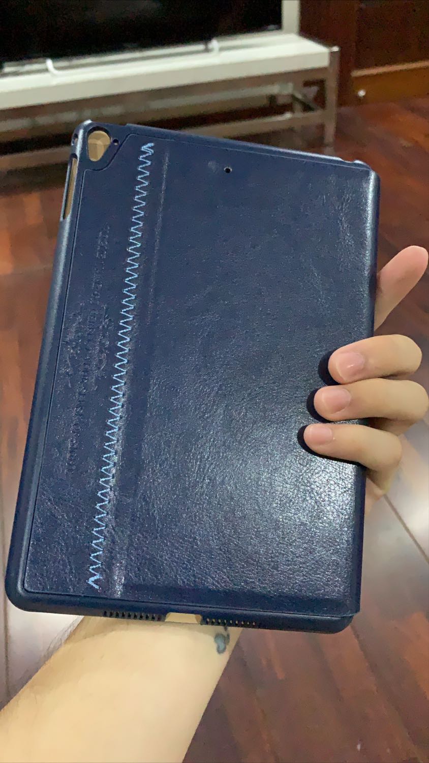 Hàng không đúng mô tả, hình để case apple, giao hàng case KAKU ???? . Không đáng bao nhiêu tiền nhưng làm ăn như vậy thì thua nha shop ơi