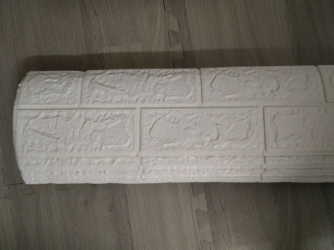 miếng dán ổn, màu trắng sữa, keo dán 1 thời gian khoảng 5 tháng là bung, dễ dán.